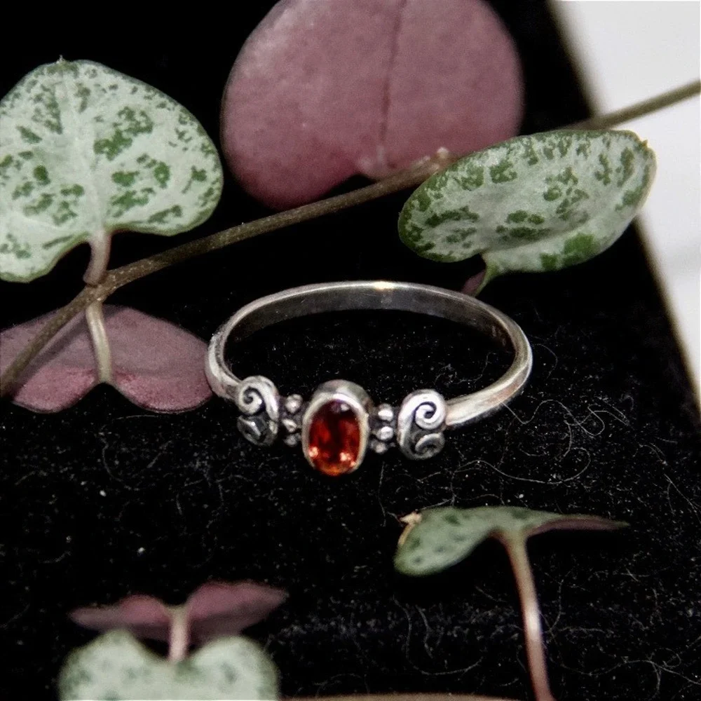 Vintage Sterling Silver Garnet Scroll Ring 925 Filigree Boho Band Size 6.75